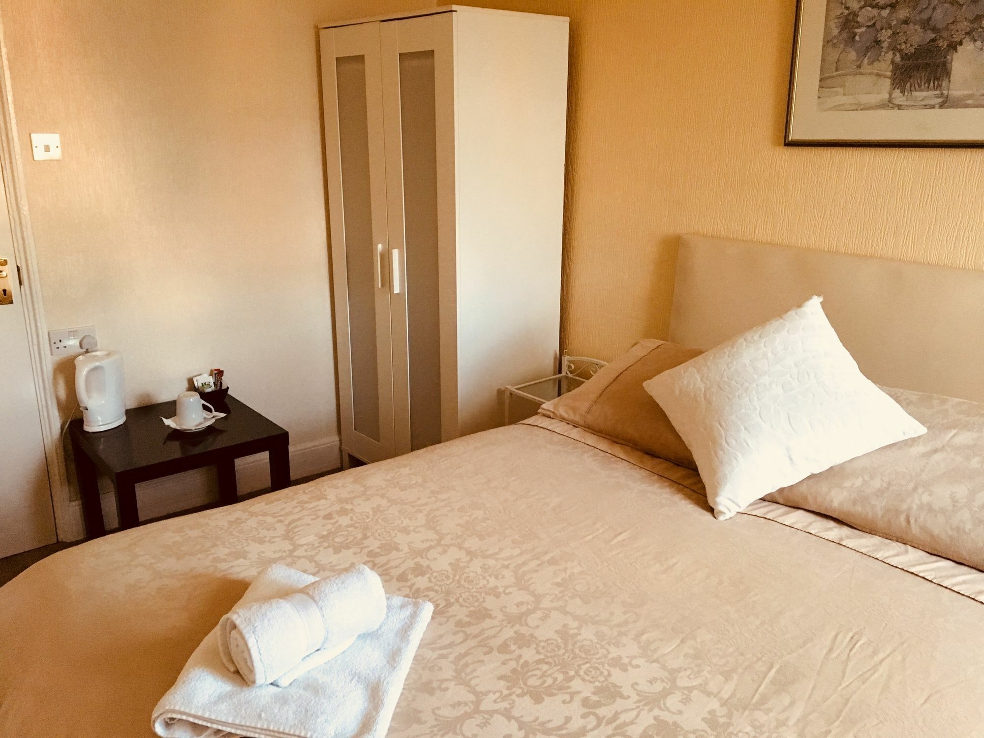 צ'לטנהם Bentons Guest House מראה חיצוני תמונה
